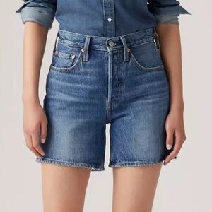 Levi’s 501® MID THIGH Medium Wash WOMEN'S SHORTS